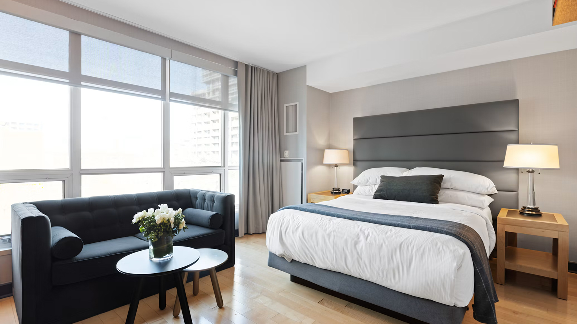 Moderni hotellisviitti kaupunkinäkymällä